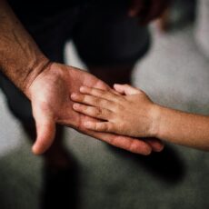 Van de “veilige” schaduw naar een echte relatie: 6 stappen om je bindings- en verlatingsangst te doorbreken
